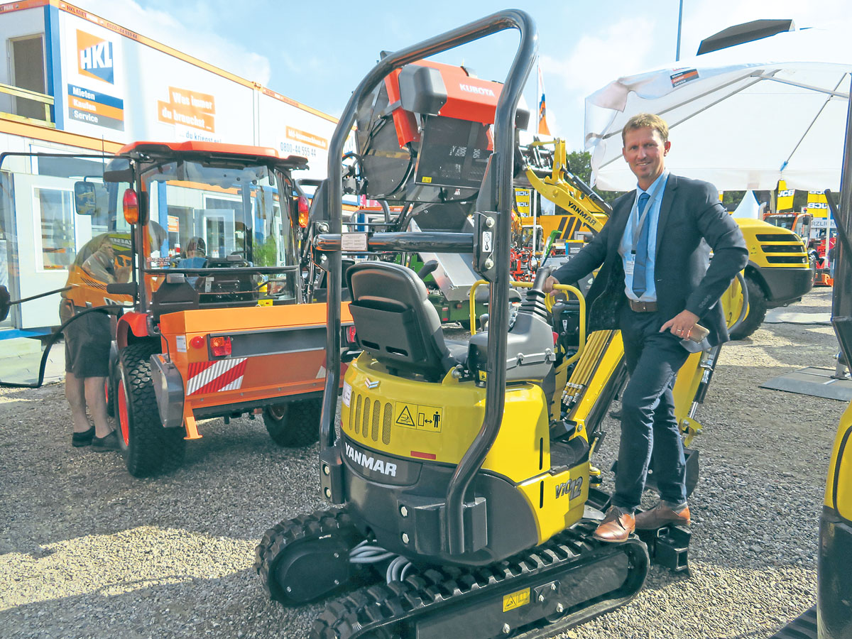 Christoph Deuter, Verkaufsleiter der HKL-Niederlassung Hamburg am Yammar-Minibagger VIO12  (Foto: Puttins)