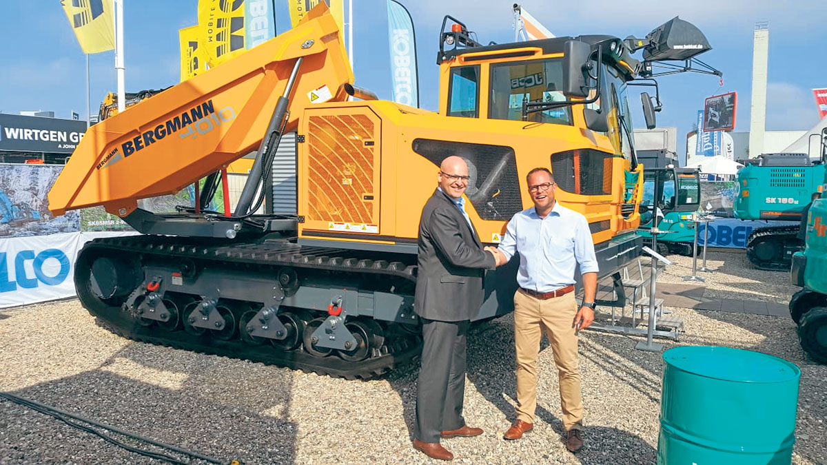 (von links): Niklas Lamping (Geschäftsführer der Friedrich Rohwedder GmbH) und Manuel Huppertz (Regionalverkaufsleiter Baumaschinen Deutschland/Österreich der Bergmann Maschinenbau GmbH & Co. KG). (Foto: Bergmann Maschinenbau GmbH & Co. KG)