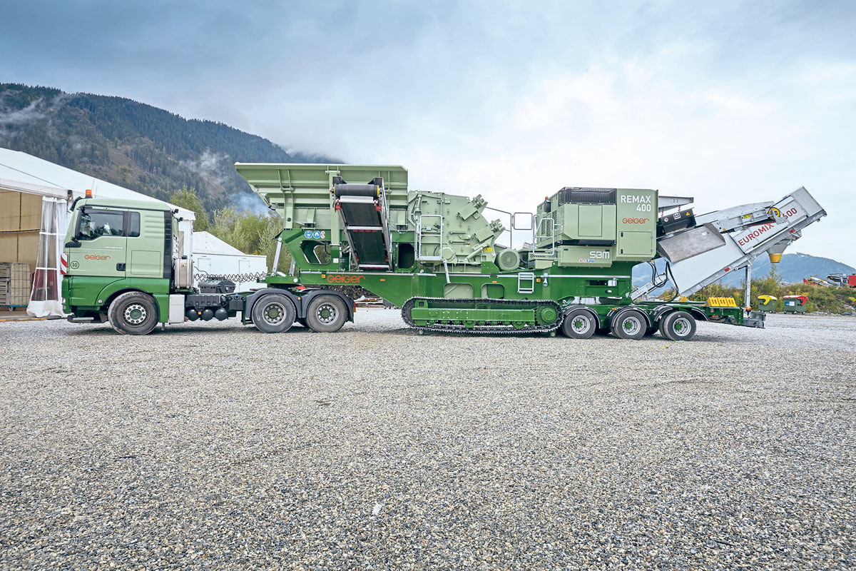 Eine Zugmaschine und das Dolly-Transportsystem reichen für einen Standortwechsel der  SBM Remax 400. (Foto: SBM Mineral Processing GmbH)