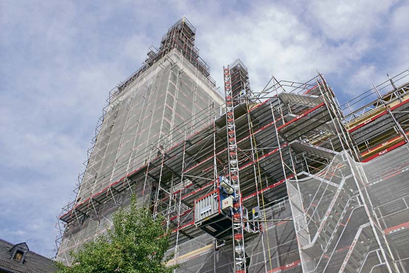 Neun Transportbühnen des Herstellers Geda-Dechentreiter kommen bei der Sanierung der Klosteranlage mit der Kirche St. Michael in Bamberg zum Einsatz.(Fotos : Geda-Dechentreiter GmbH & Co. KG )