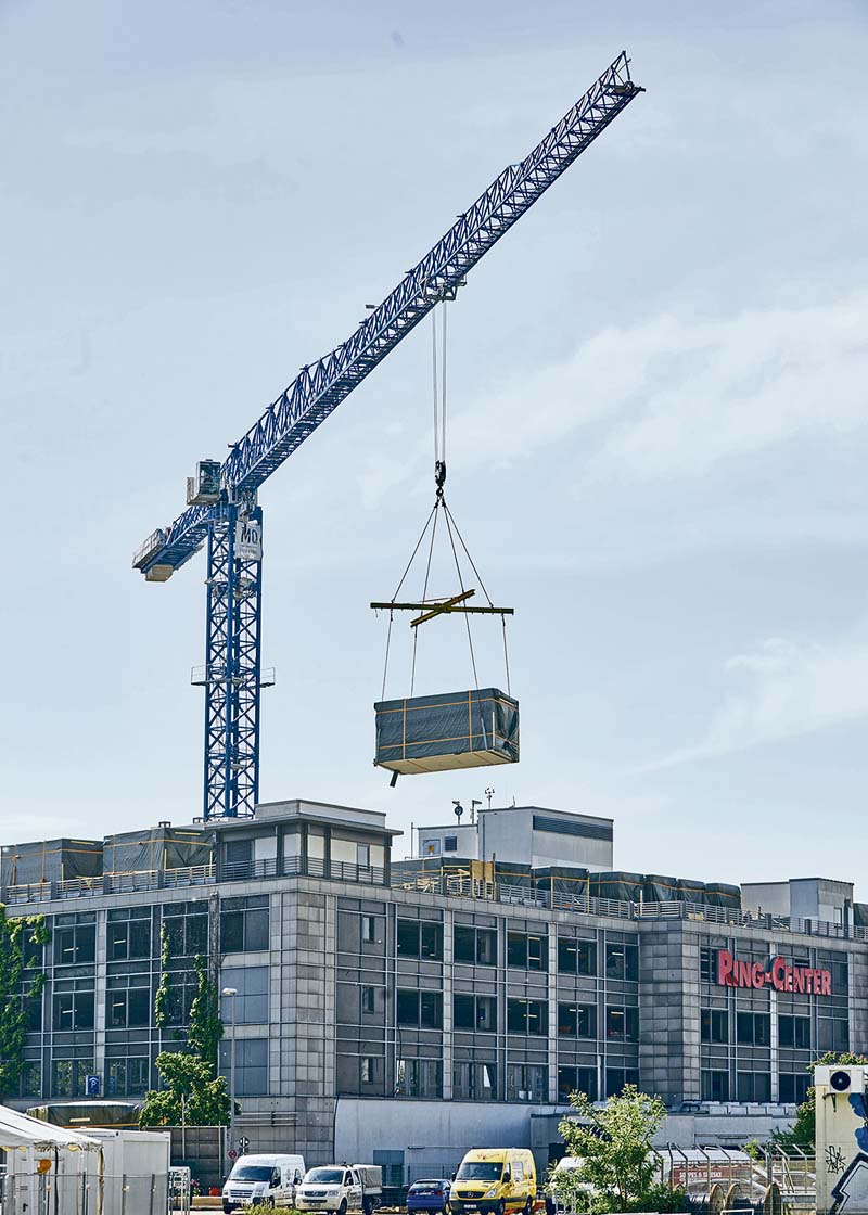 Der 21 LC 750 hatte bis August 2018 die 151 Zimmermodule verhoben.    (Foto: BKL Baukran Logistik GmbH)