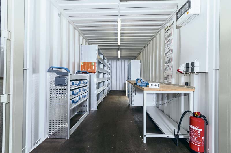 Sicher, sauber und robust – Material und Werkzeug sind in dieser Raumlösung gut aufgehoben.   (Foto: Ela Container GmbH)