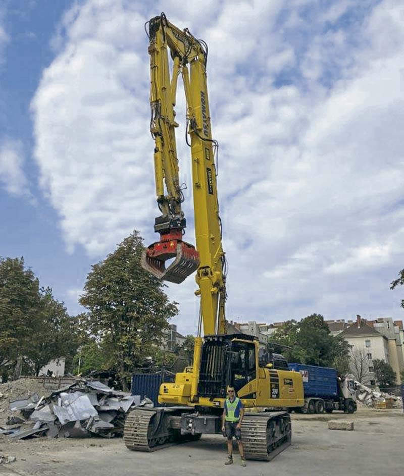 Hydraulikbagger PC390HRD mit einer Reichhöhe von 26 Metern (Foto: KUHN Baumaschinen GmbH)