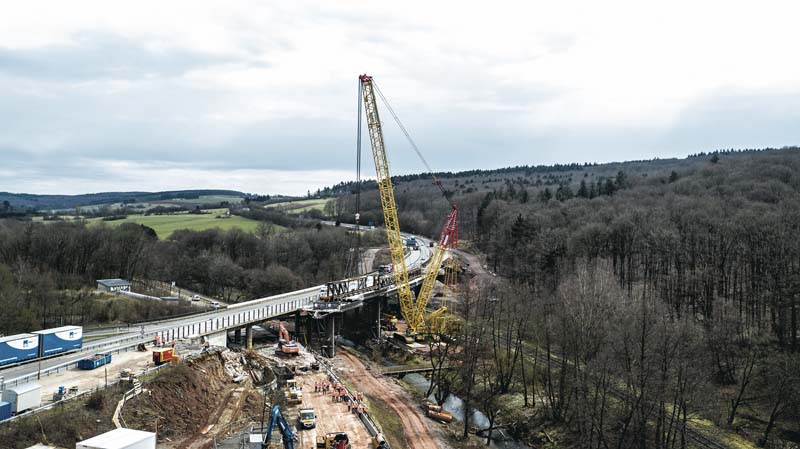 Blick auf die Abrissarbeiten an der alten Illtal-Autobahnbrücke auf der A1 bei Eppelborn im Saarland. (Foto: Terex Cranes)