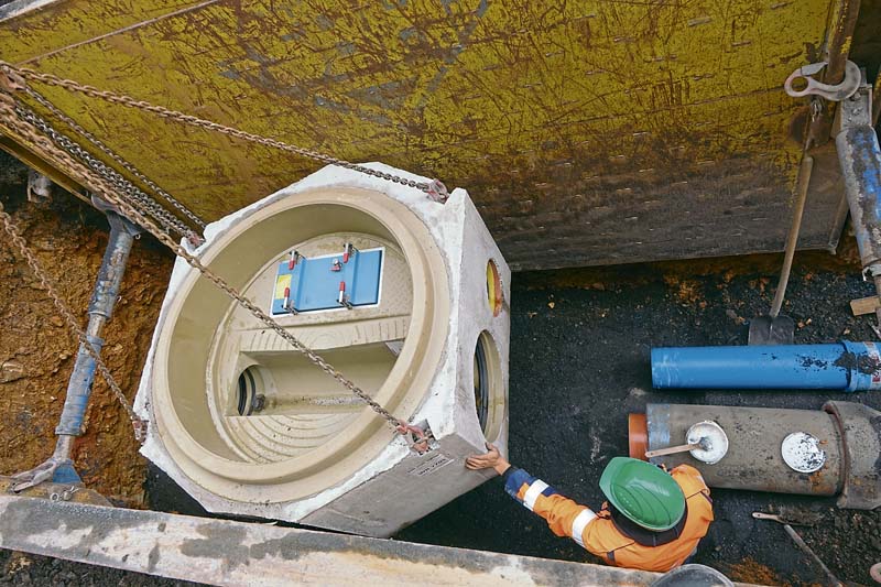 Die hohe Maßgenauigkeit des Schachtes sorgt dafür, dass der Anschluss an das Fabekun-Rohr DN 300 sowie an das PP-Rohr DN 200 - 250 für das Regenwasser problemlos möglich ist.   (Foto: Gebr. Fasel Betonwerke GmbH)