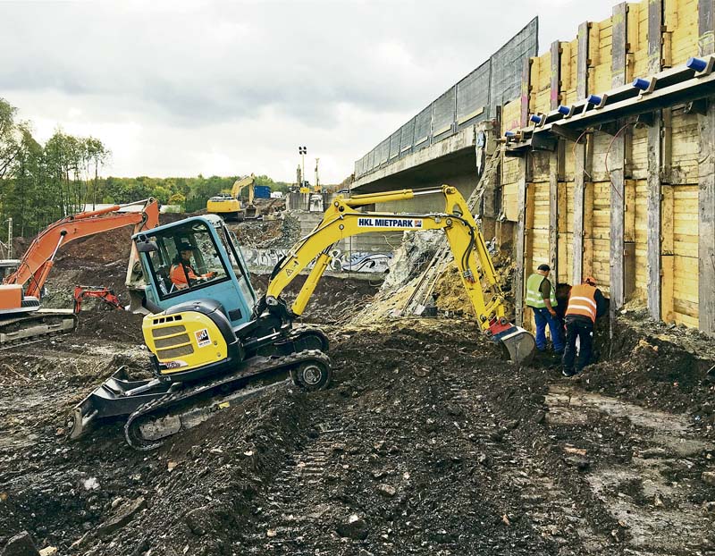 Der Bagger von HKL liefert mit stabilem Stand und seitenverstellbarem Ausleger auch auf unebenem Boden und unter beengten Bedingungen perfekte Arbeitsergebnisse.   (Foto: HKL Baumaschinen GmbH)