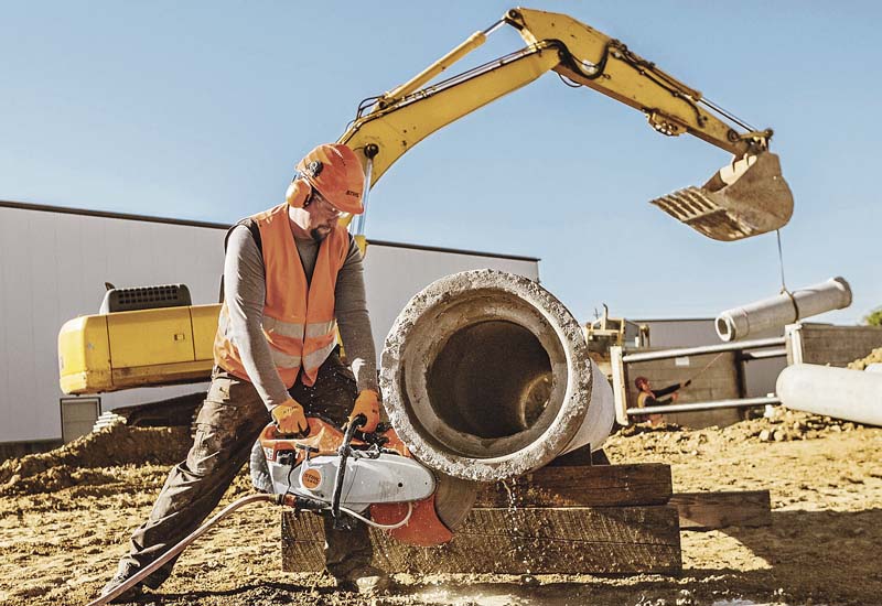Der TS 440 ermöglicht eine erweiterte Verstellung des Scheibenschutzes. So lassen sich Schneidarbeiten an der Rohrunterseite sehr einfach erledigen.  (Foto: Andreas Stihl AG & Co. KG)