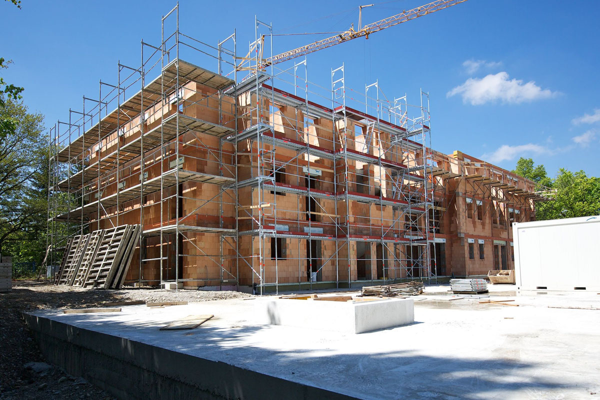 Auf vielen Bausteellen n Deutschland kann weitergearbeitet werden. ( Foto: Lebensraum Ziegel / Christoph Große)