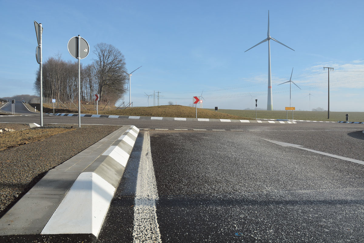 Ebener, zebrafarbener Bordstein.   (Foto: Weller)