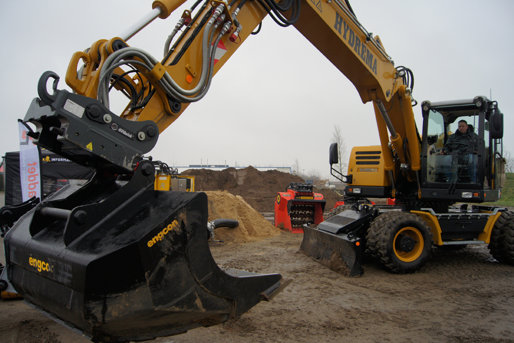 Das Hydrema-Fahrhzeug ist mit einer OilQuick-Sicherung und einem Engcon-Wechsler bestückt.