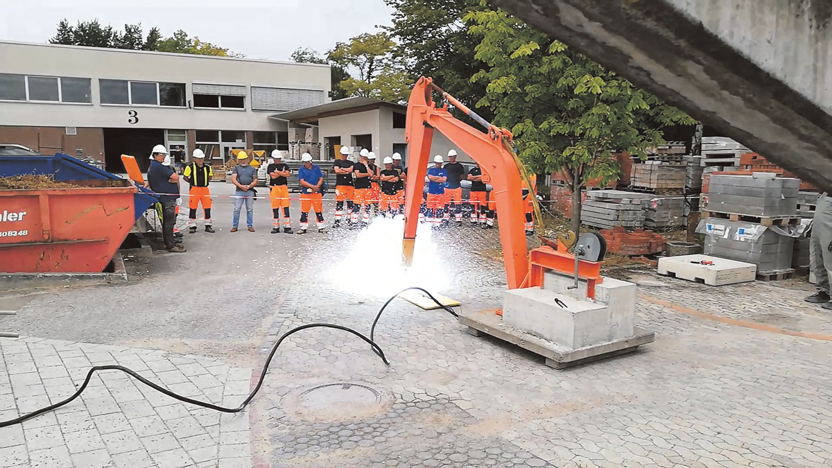 Bei einem Präventionskurs  bildet Baden-Württembergs Bauwirtschaft in Geradstetten Baggerführer weiter. ( Foto: Bauwirtschaft Baden-Württemberg)