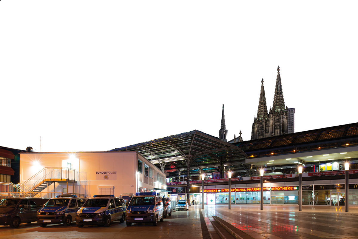 Bundespolizei vor dem Bahnhofsgebäude. (Foto: Werksbild)