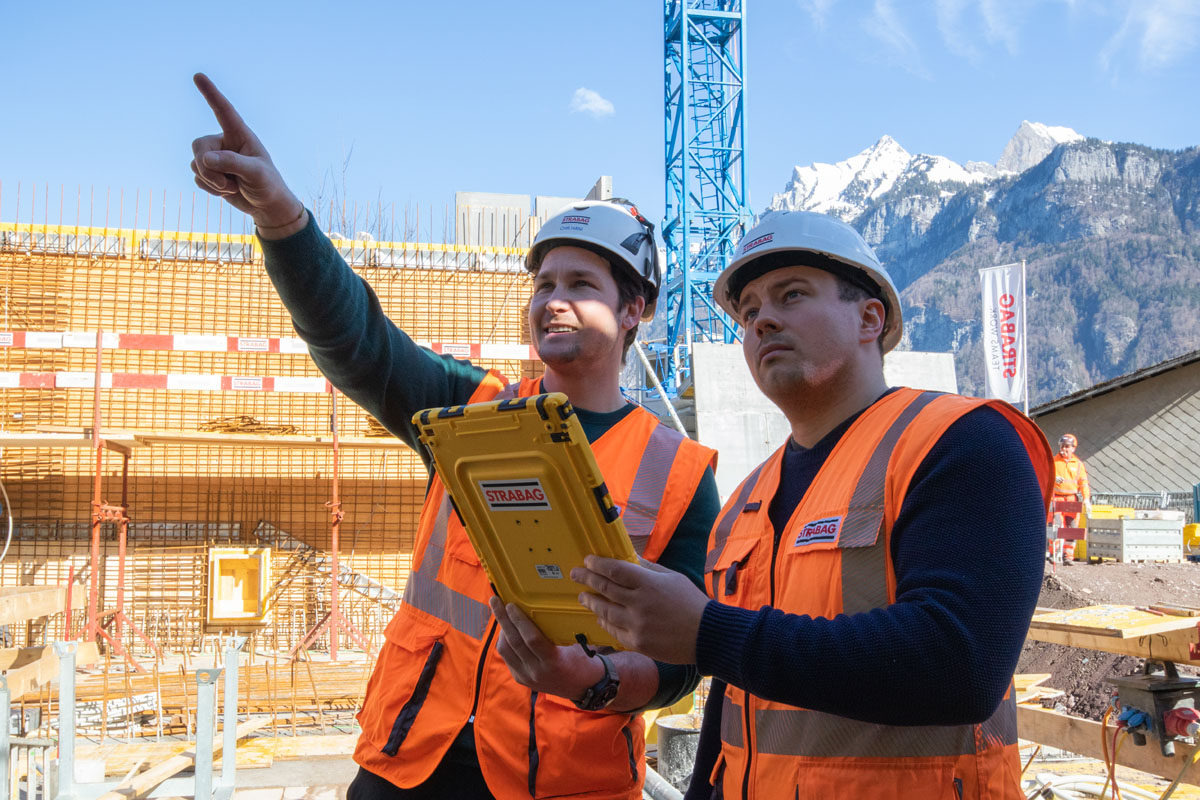 Bauführer Christian Häni (links) und BIM-Manager Stijepan Ljubicic von der Strabag AG diskutieren den nächsten Betonierabschnitt. (Foto: Doka)