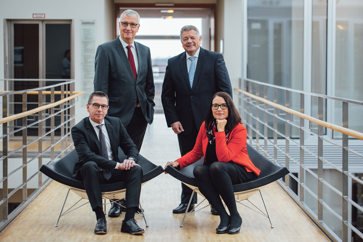 Geschäftsführung der Zeppelin GmbH: v.l. Peter Gerstmann, Michael Heidemann. Sitzend: Christian Dummler, Alexands Mebus.  (Foto: Zeppelin GmbH