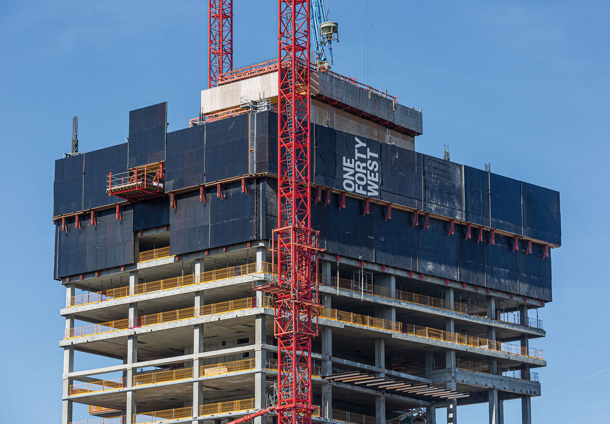 Kernschalung und Schutzwandeinhausung beim 145 Meter hohen Wolkenkratzer One Forty West in Frankfurt/M. (Foto: Peri GmbH)