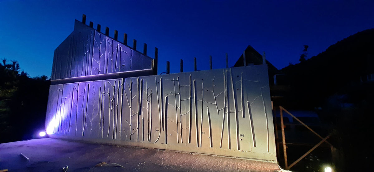 Kreativer Beton-Brandschutz für Massivholzhaus