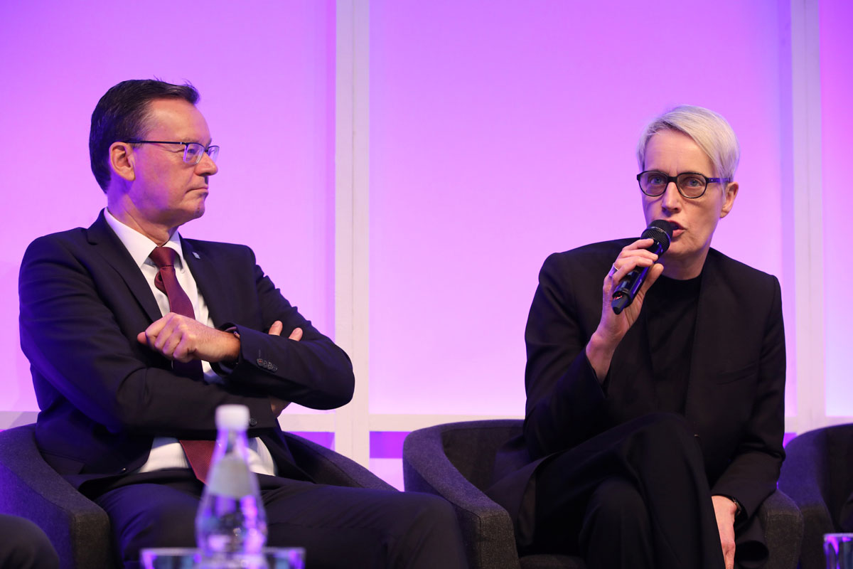 GdW-Präsident Axel Gedaschko und die Staatssekretärin im Bundesbauministerium Anne Katrin Bohle auf dem bautec-Podium. (Foto:Messe Berlin GmbH)