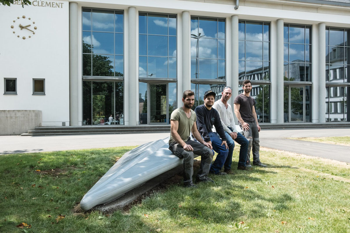 Die Designer von Stayconcret sitzen auf ihrer Betonskulptur. (Foto: Stayconcret)