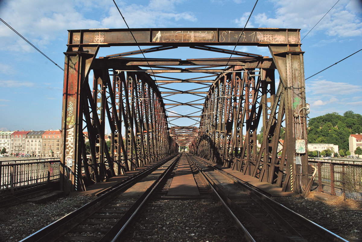 Die im Jahr 2015 von einem Schiff gerammte Friesenbrücke über die Ems bei Weener will die Bahn bis 2024 sanieren.  (Foto: Pixabay)