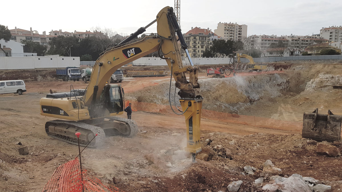 Mit den Schlägen des Hydraulikhammers zerlegt das Unternehmen Restradas die ehemalige Stierkampfarena. (Foto: Epiroc)