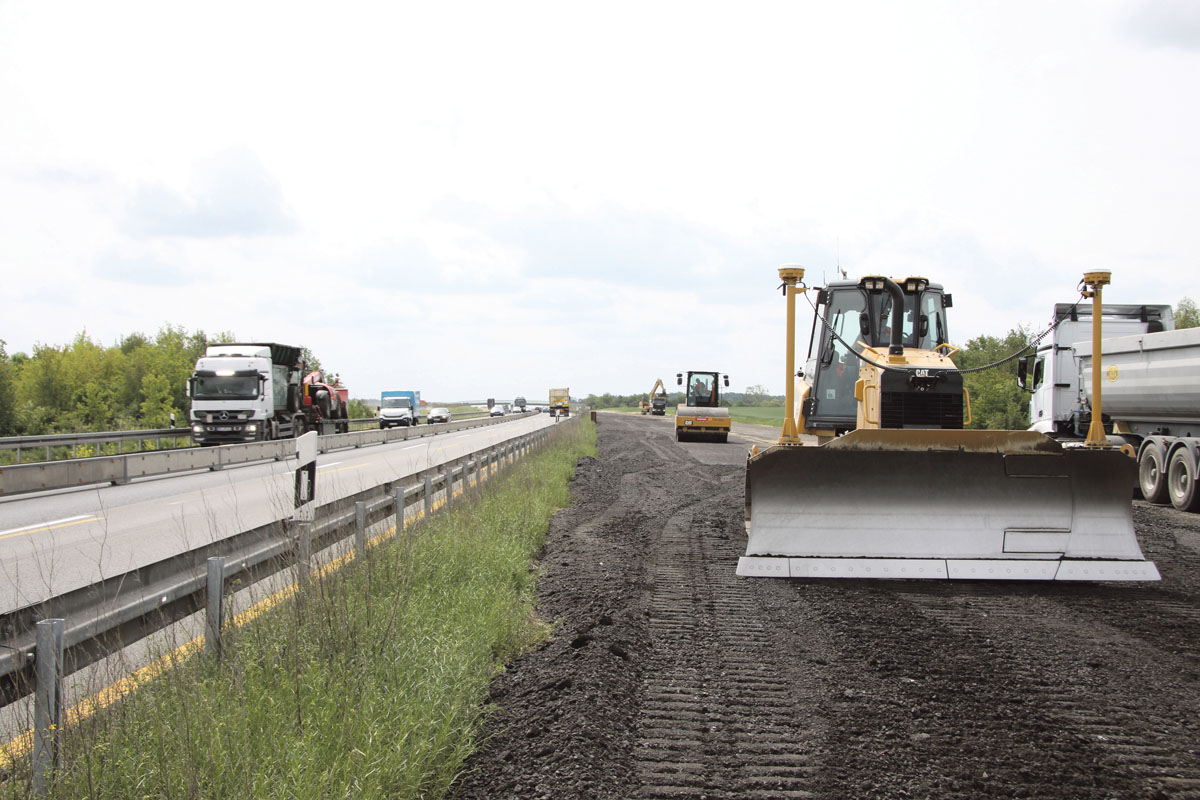 Bei laufendem Verkehr werden die Autobahnen A 10 und A 24 erneuert. ( Foto: Fotos: Caterpillar/Zeppelin)
