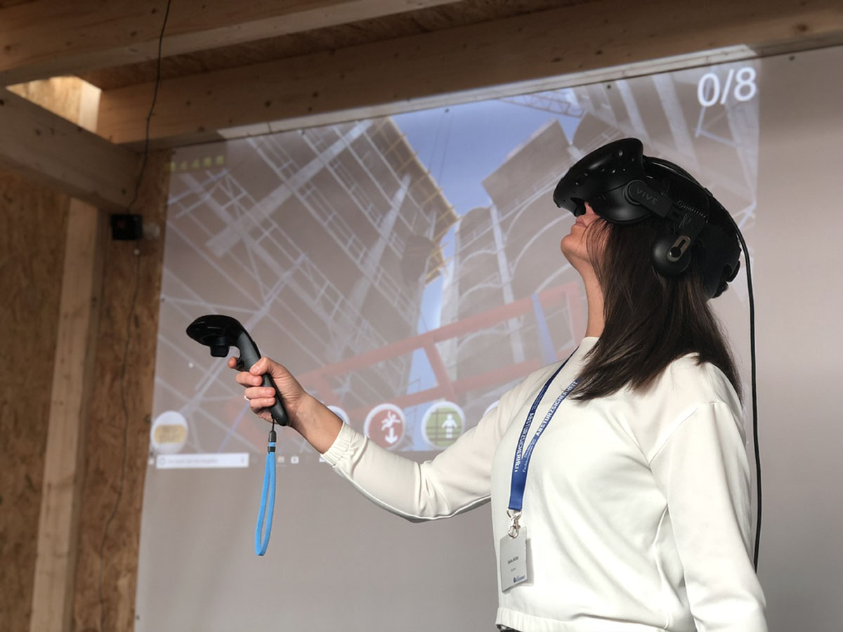 Mit Hilfe einer VR-Brille können Messebesucher brenzlige Situationen auf Baustellen nachempfinden (Foto: BG Bau)
