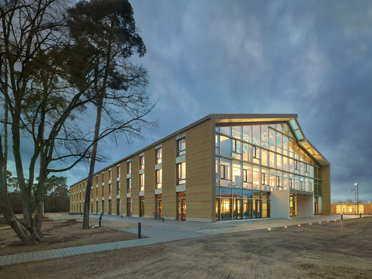 Lehmgebäude des Alnatura Campus in Darmstadt. (Foto: Roland Halbe)