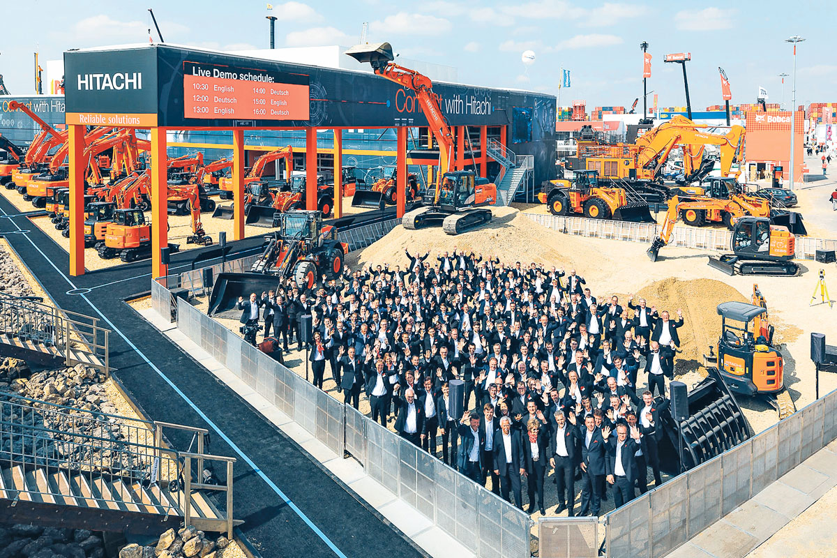 Das Kiesel-Team begrüßt die Besucher auf dem Hitachi-/Kiesel-Stand der diesjährigen bauma (Foto:Kiesel)