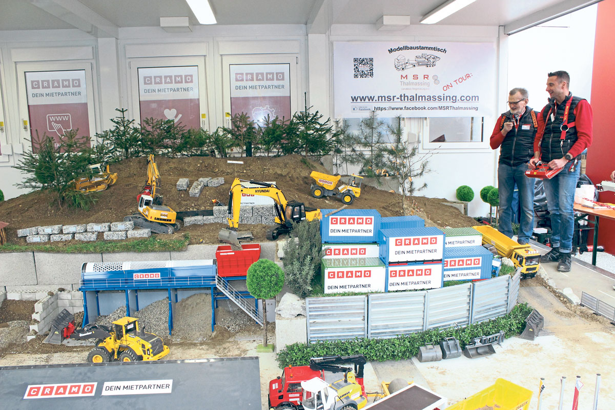 Im Freigelände Nord auf der bauma hatte Cramo eine Miniaturbaustelle errichtet. Die Geräte ließen sich fernsteuern.