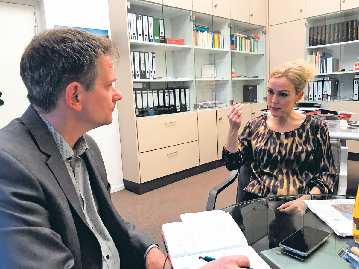 Die Hauptgeschäftsführerin der Fachgemeinschaft Bau Berlin und Brandenburg, Dr. Manja Schreiner, im Gespräch mit  Heiko Hohenhaus. (Foto: DBU)