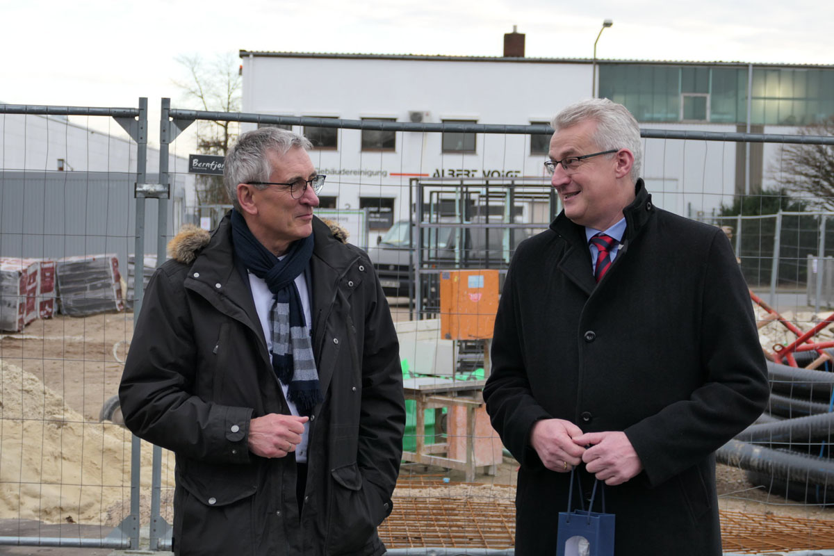 Der Diepholzer Landrat Cord Bockhop (r.) und VDBUM-Präsident Peter Guttenberger bei der Grundsteinlegung.  (Foto: VDBUM/Spoo)