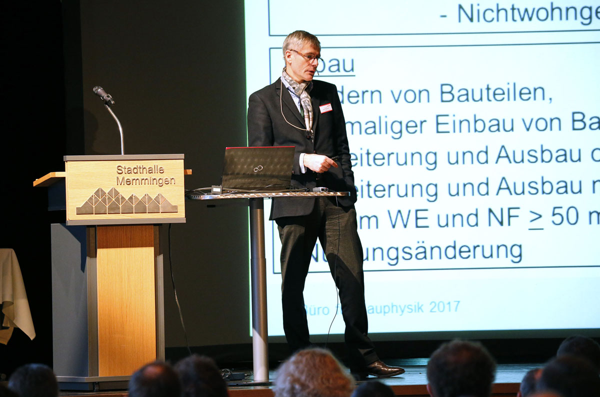Diplom-Ingenieur Stefan Horschler spricht in Memmingen über die Auswirkungen des neuen Gebäudeenergiegesetzes (GEG) auf den baulichen Wärmeschutz. (Foto: Ingo Jensen/Ziegelwerk Klosterbeuren)