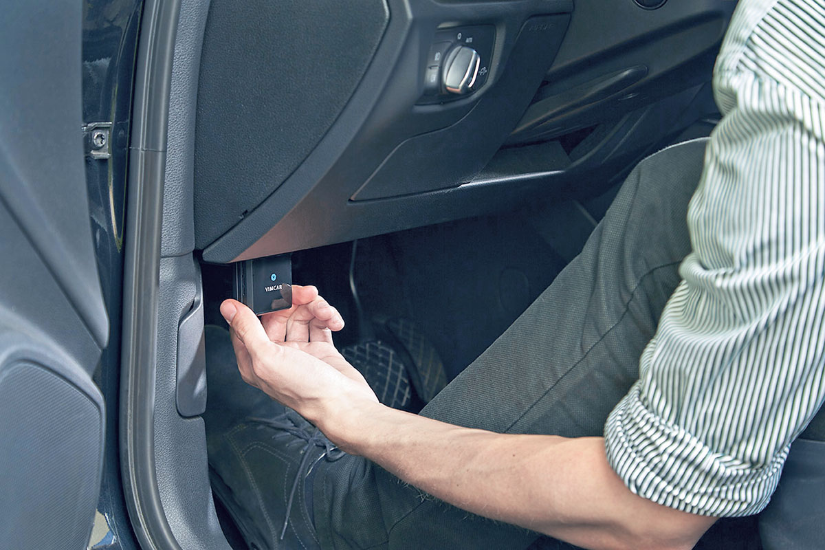 In jedem Fahrzeug wird ein spezieller Stecker in die  On-Board-Diagnose-Schnittstelle (OBD) des Fahrzeugs gesteckt. (Foto:Vinvar)
